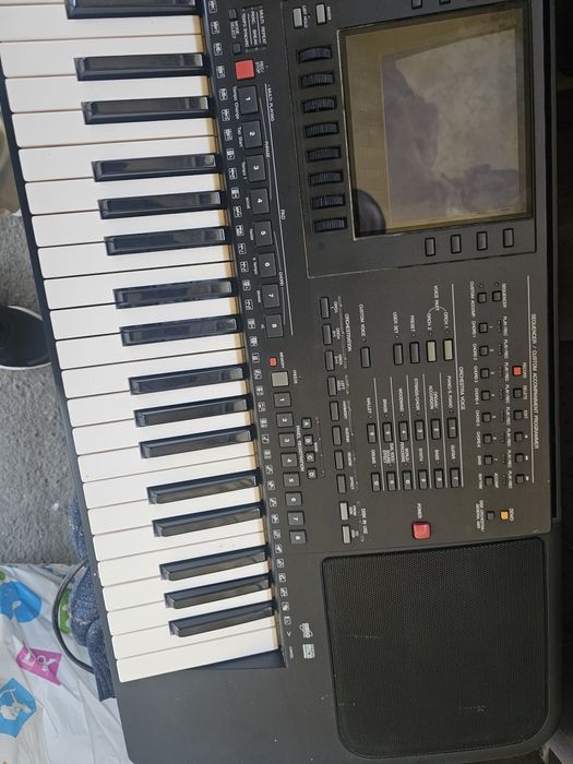 Yamaha PSR-6000 е професионален аранжиращ синтезатор