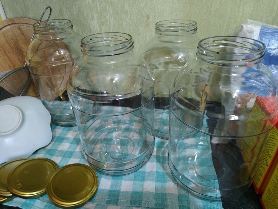 Продам банки 3л под винтовую в отличном состоянии крышку.