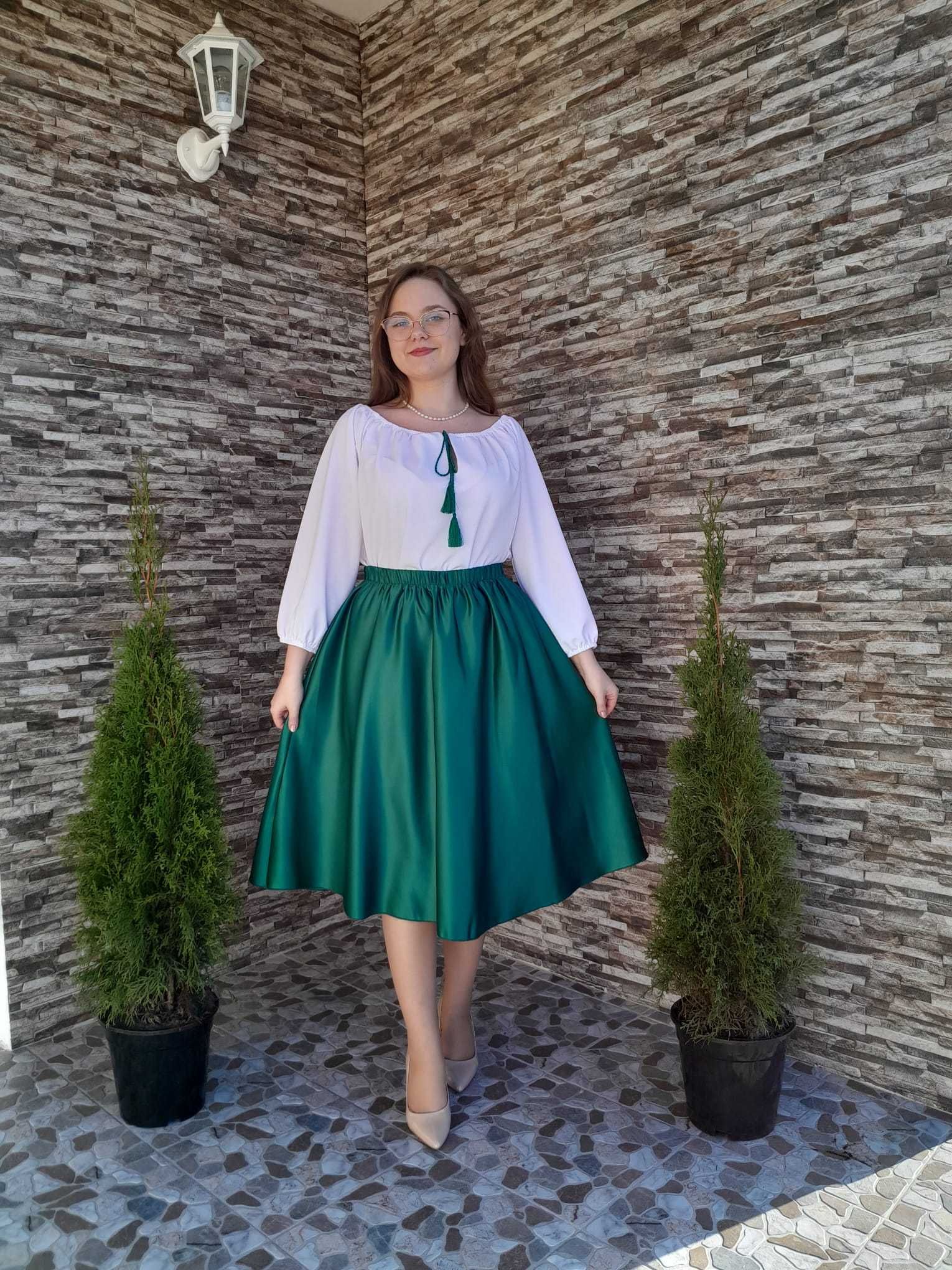 Compleu bluză albă și fustă cloș