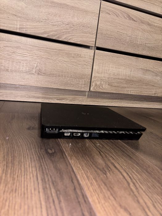 Vand PS4 + 2 manete + 7 jocuri