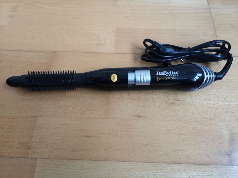 Perie ondulator par Babyliss cu trei trepte de viteza,