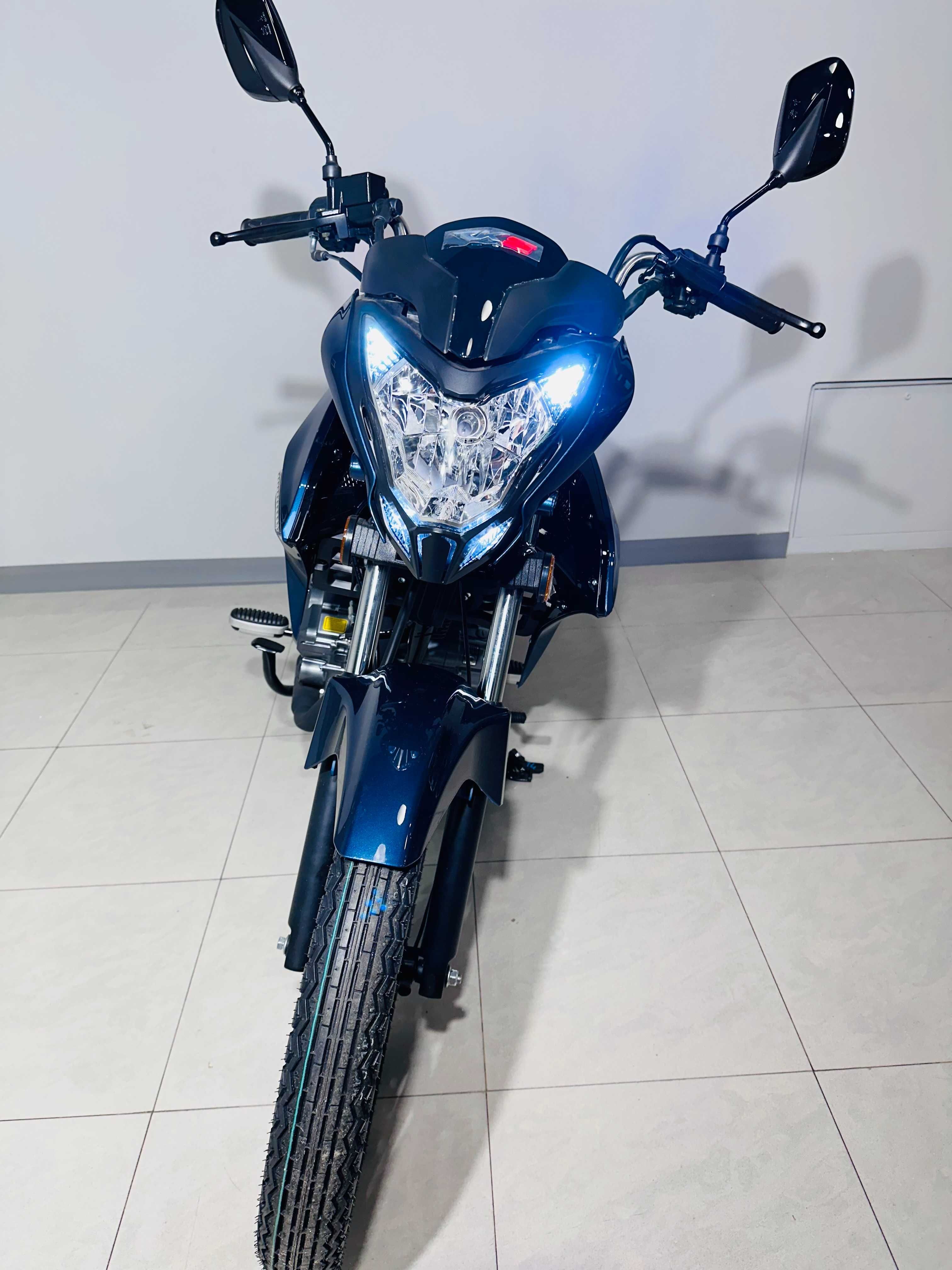 Motocicleta RKS 125R cu motor de 125 CC