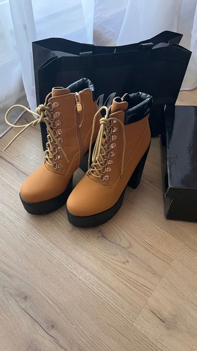 Дамски боти на ток