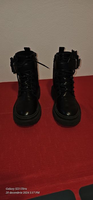 Bocanci copii fata piele de la Zara marimea 31