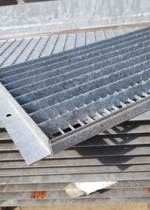 Vând trepte zincate galvanizate