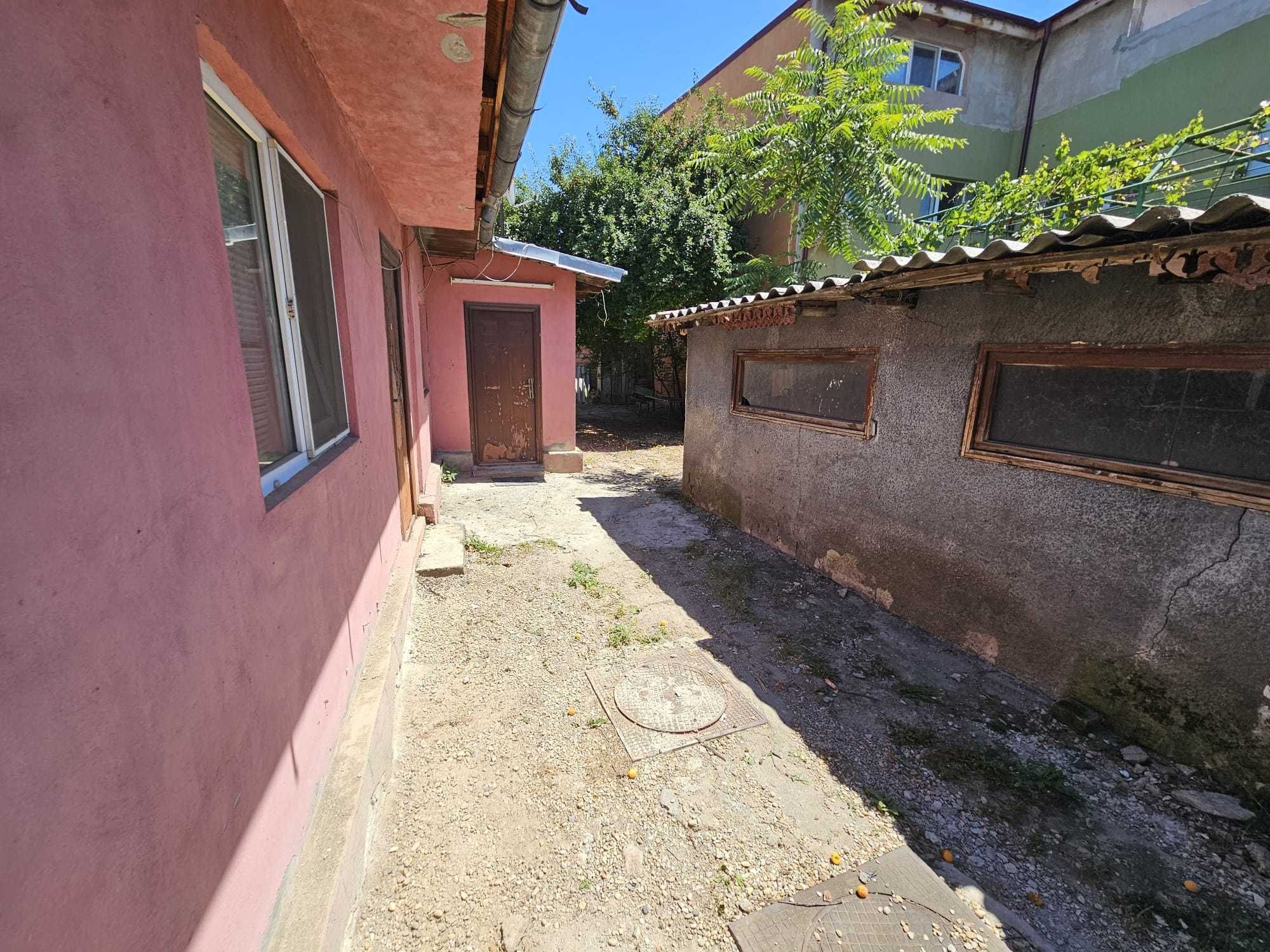 teren  217 mp cu casa demolabila - la aprox 2 km de parcul Tineretului