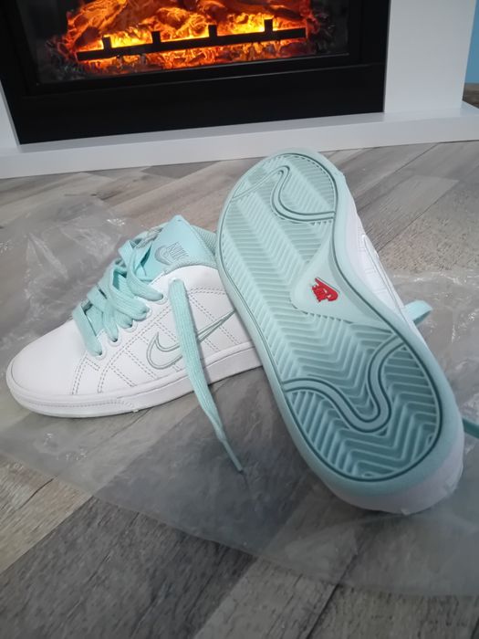 Vând adidasi nike și cizme pentru femei - noi, cu eticheta