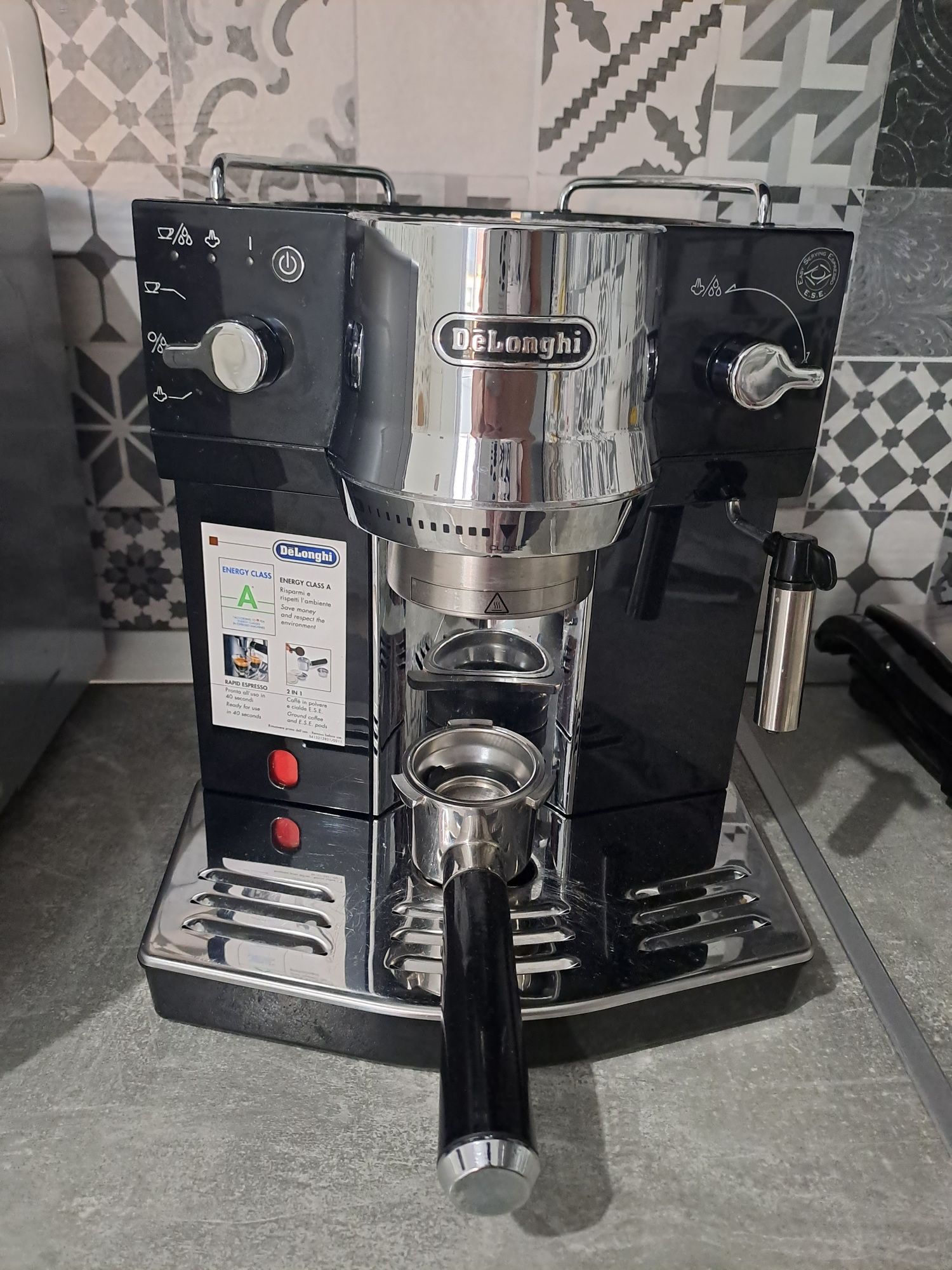 Vând expresor delonghi