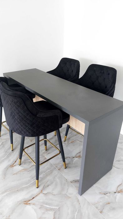 Vand masa cu scaune de bar