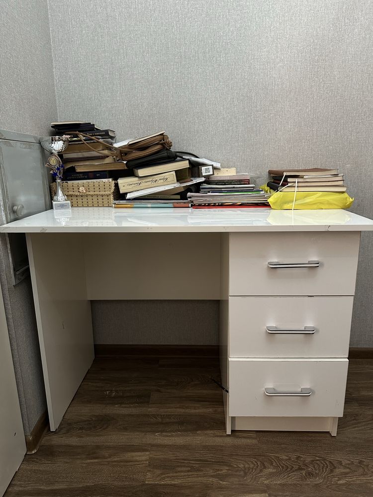 Продаем стол со стульями, шкаф, письменный стол, и диван.