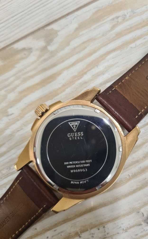 Продавам мъжки часовник Guess W0600G3
