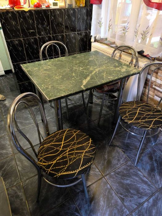 Mobila de bucatarie, aragaz + hota, masa si 4 scaune