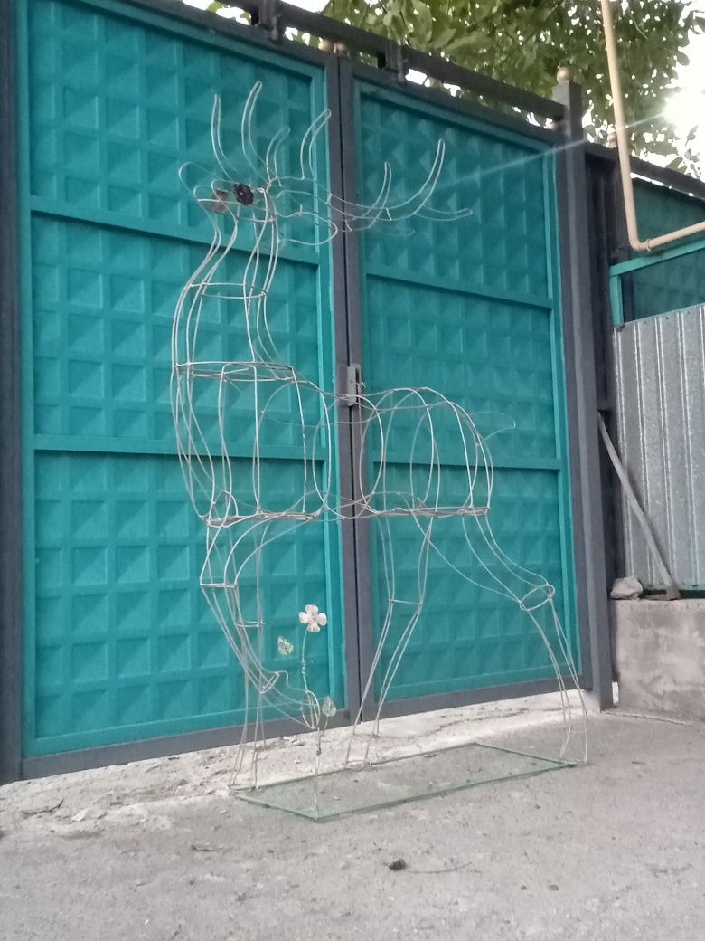 Декорация для сада. Олень из проволоки.