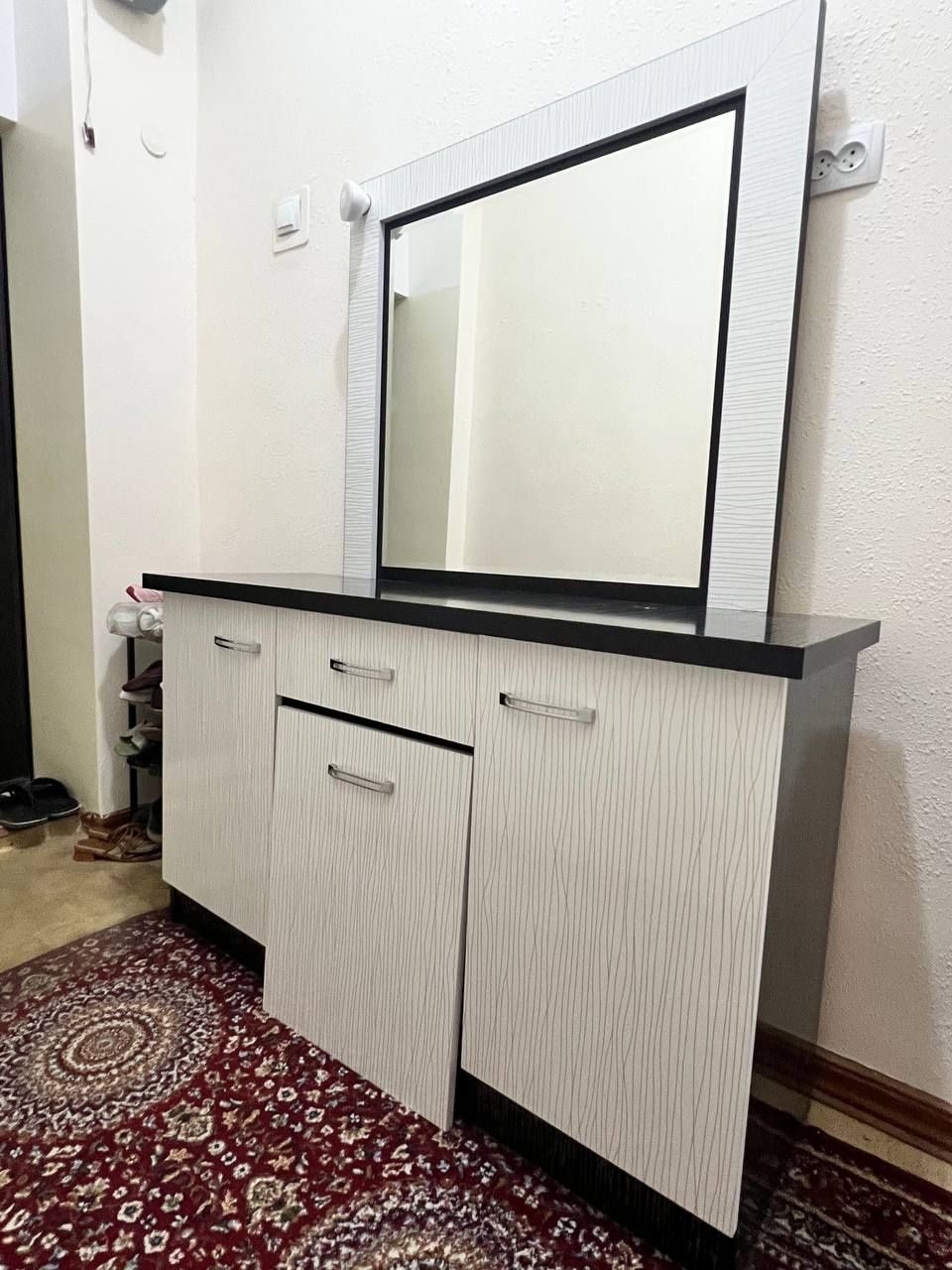 Продается спалняя кровать , тумбы и трюмо