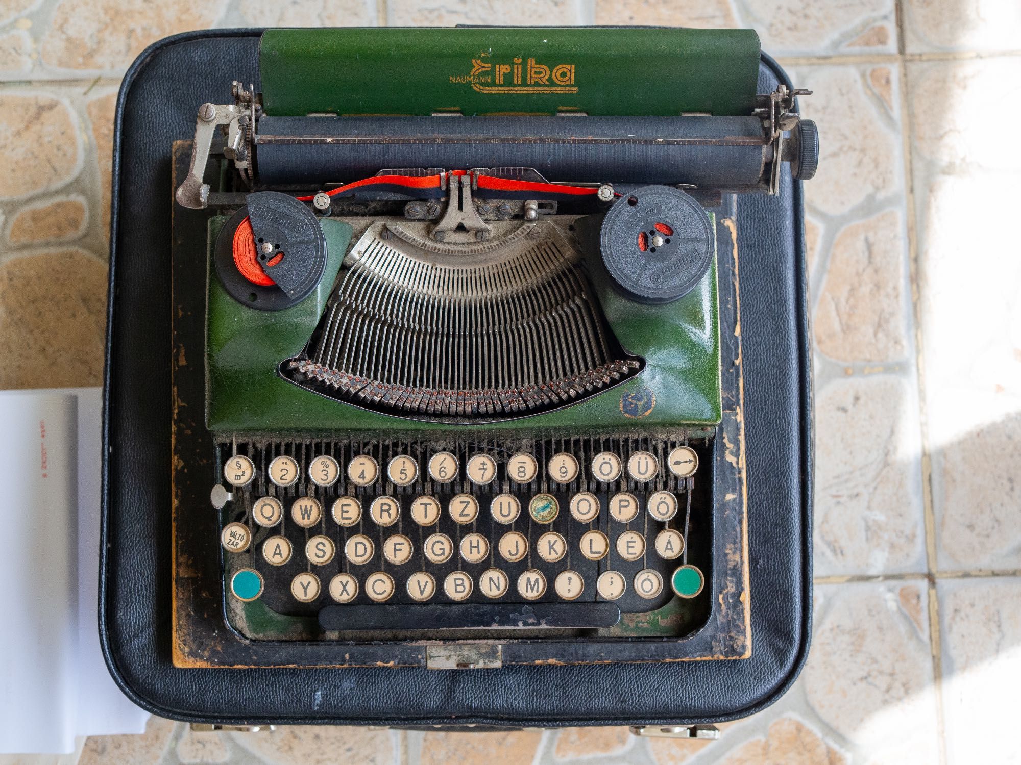Mașină de scris Erika Model S (1930-1940), verde - tastatură QUERTZ