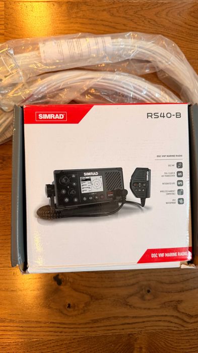 SIMRAD RS40-B VHF Радиостанция с AIS с включени антени