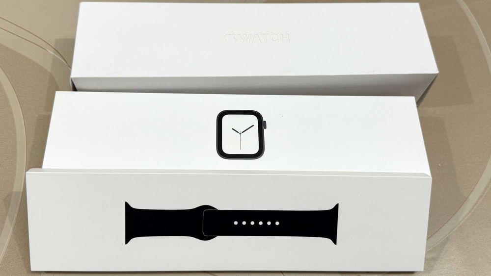 Apple Watch 4 Space Gray / Black Sport Band MU6D2WB/A 44мм