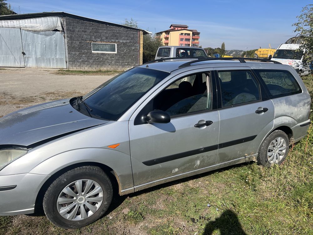 Dezmembrez ford  focus 1 an 2003