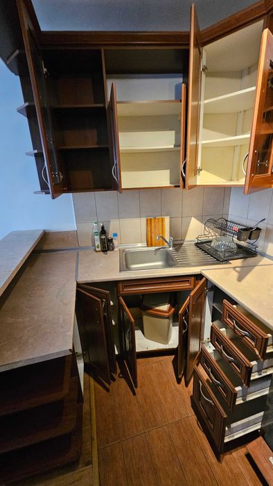 Ъглова кухня с фурна, мивка и аспиратор