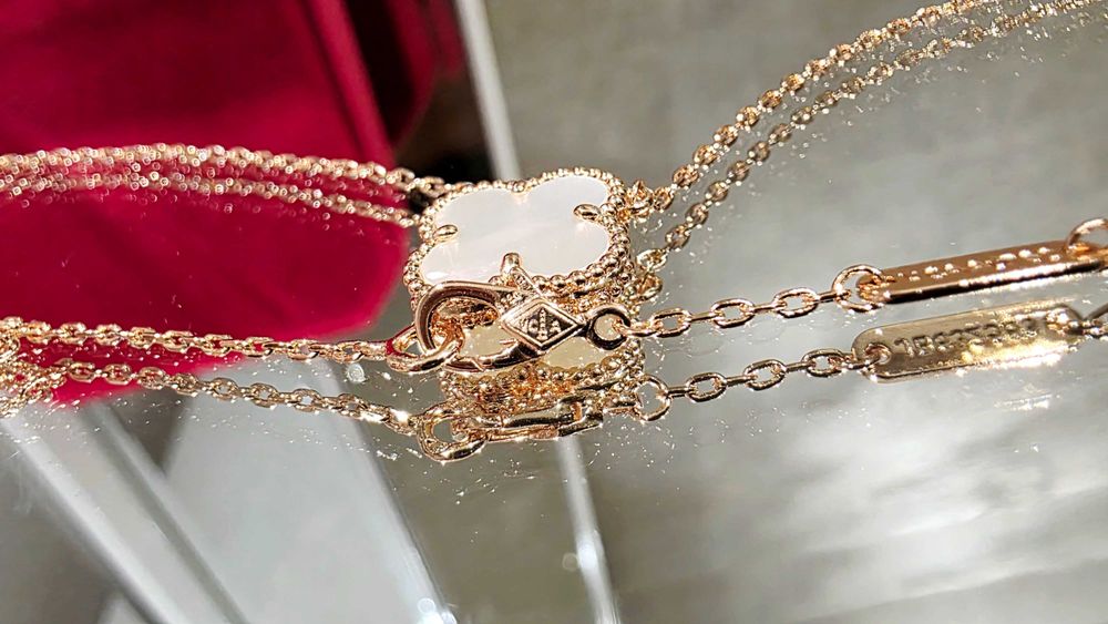 Van Cleef & Arpels VCA Rose Mother Pearl Alhambra 1 Motif Дамско Колие