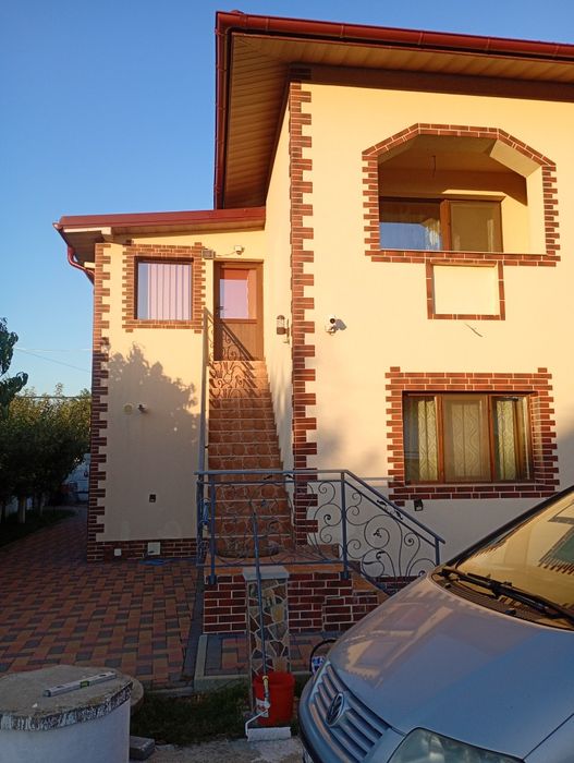 Închiriez apartament la vila.