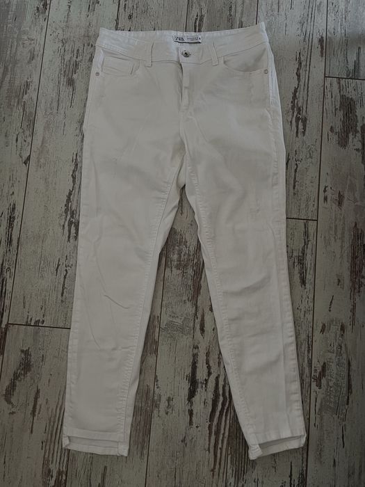 Бели дънки на Zara