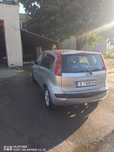 автомобил в движение Nissan Note