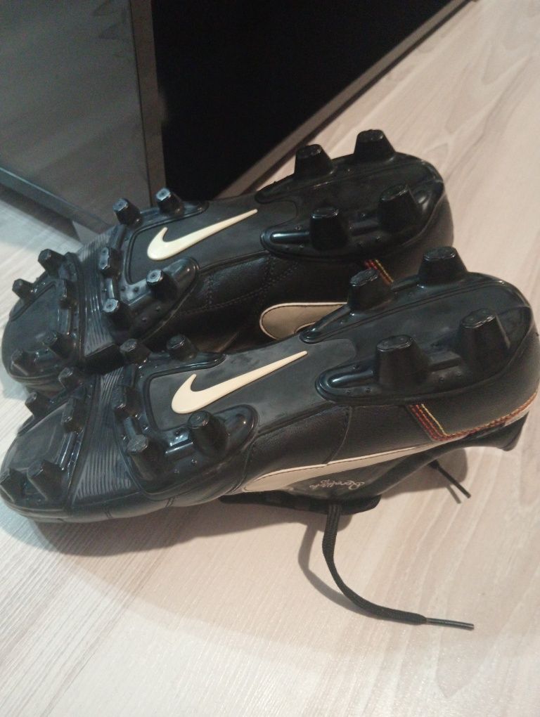 Vând ghete fotbal Nike Tiempo cu inscripția Ronaldinho 10
