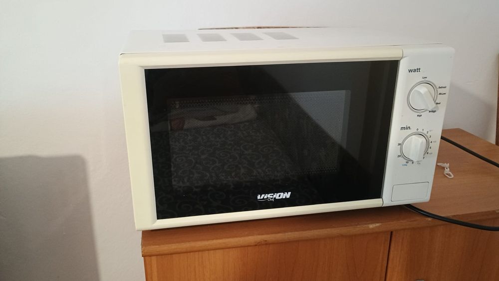 Vând cuptor cu microunde