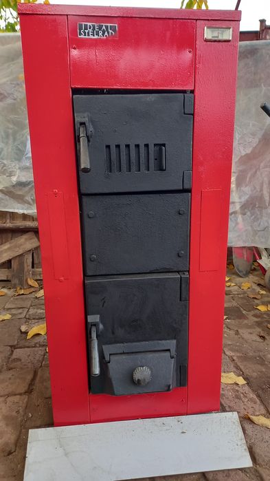 Centrală termică pe lemne din fontă stare bună .echipată cu pompă