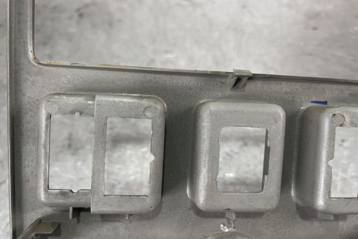 Consola centrala ornament trim 8200382717 Dacia Logan prima generatie