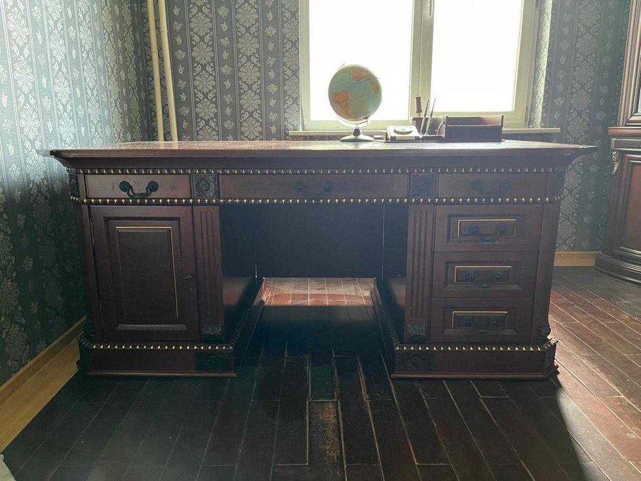 Стол письменный из дерева