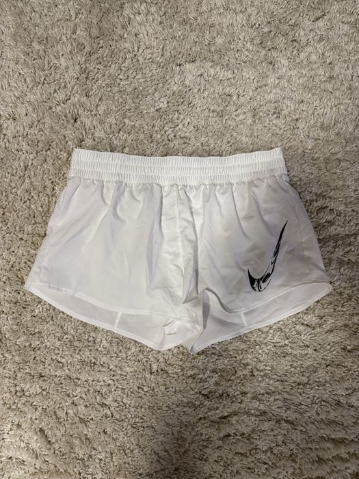 Pantaloni scurti albi Nike