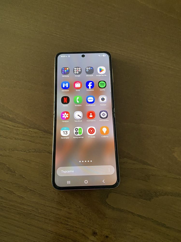 Samsung Z5 Flip.