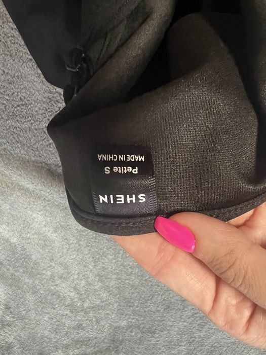 Черна рокля - изчистена