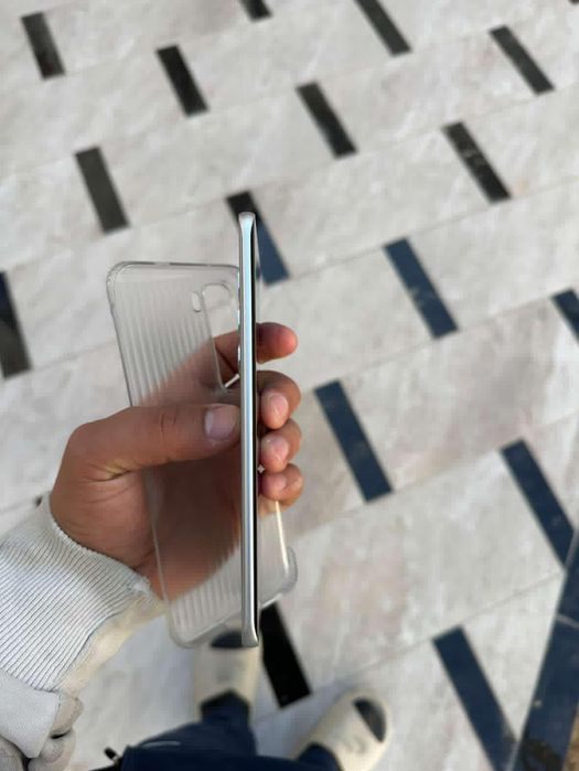 infinix hot 60pro plus 8/8 256 narxi 200$ kelishiladigan joyi bor