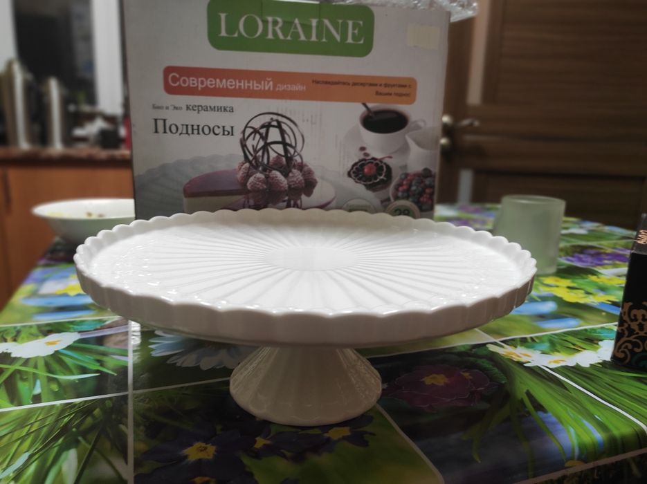 Продам тортовницу/фруктовницу на ножке