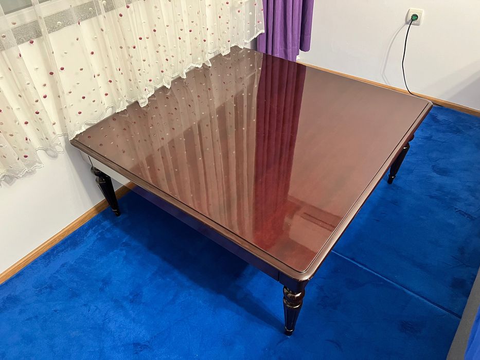 Холна маса от масивно дърво