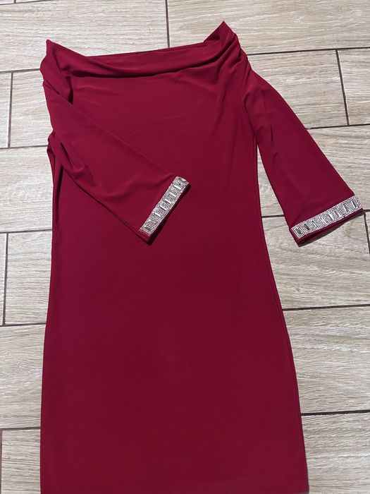 Рокля с камъни по ръкавите