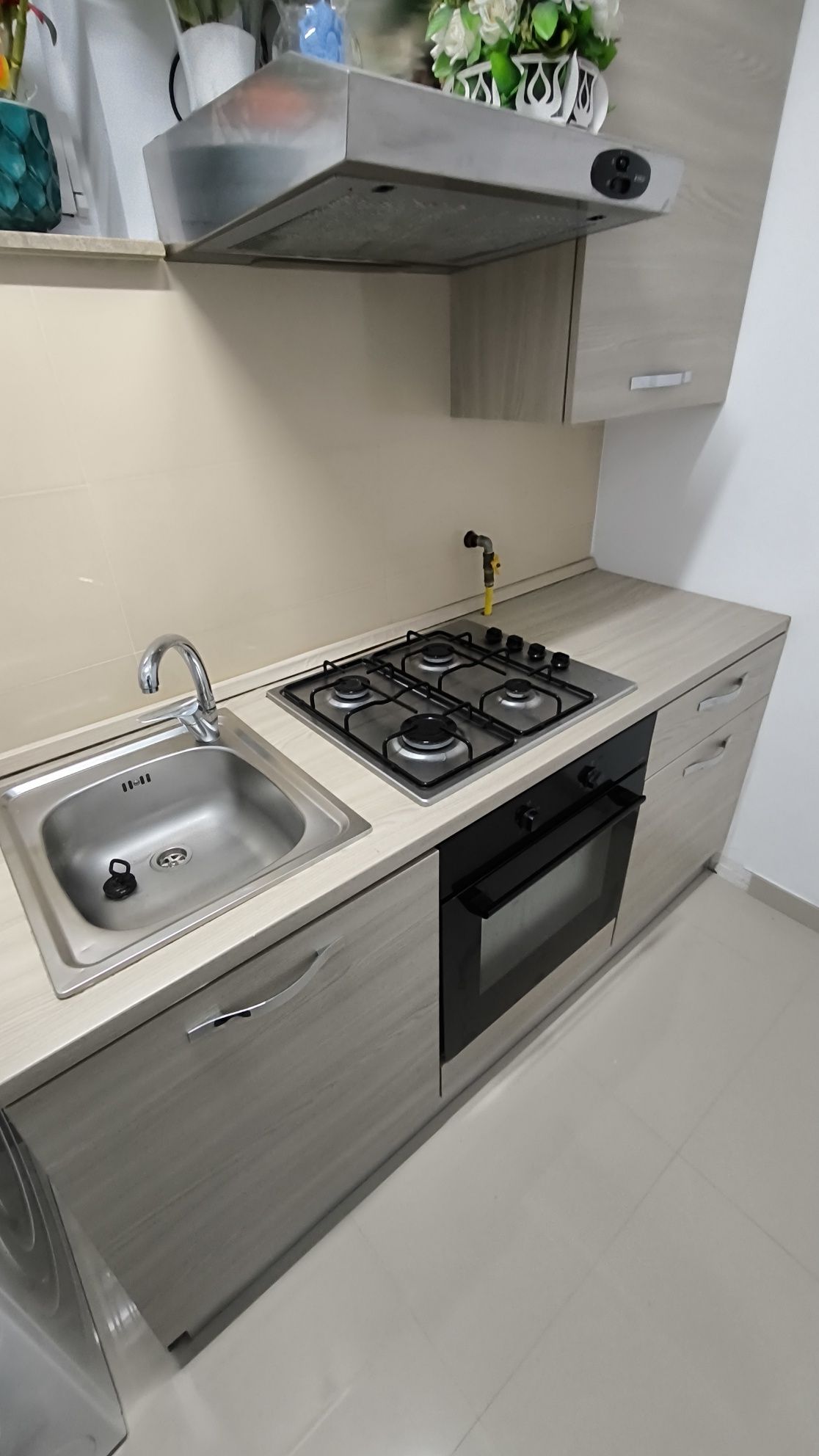 Vând bucătărie utilată+ mașina de spălat vase incorporabila