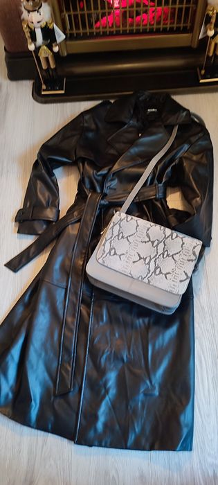 Gentuta de umăr gri, din piele, cu clapă cu imprimeu de piele de șarpe