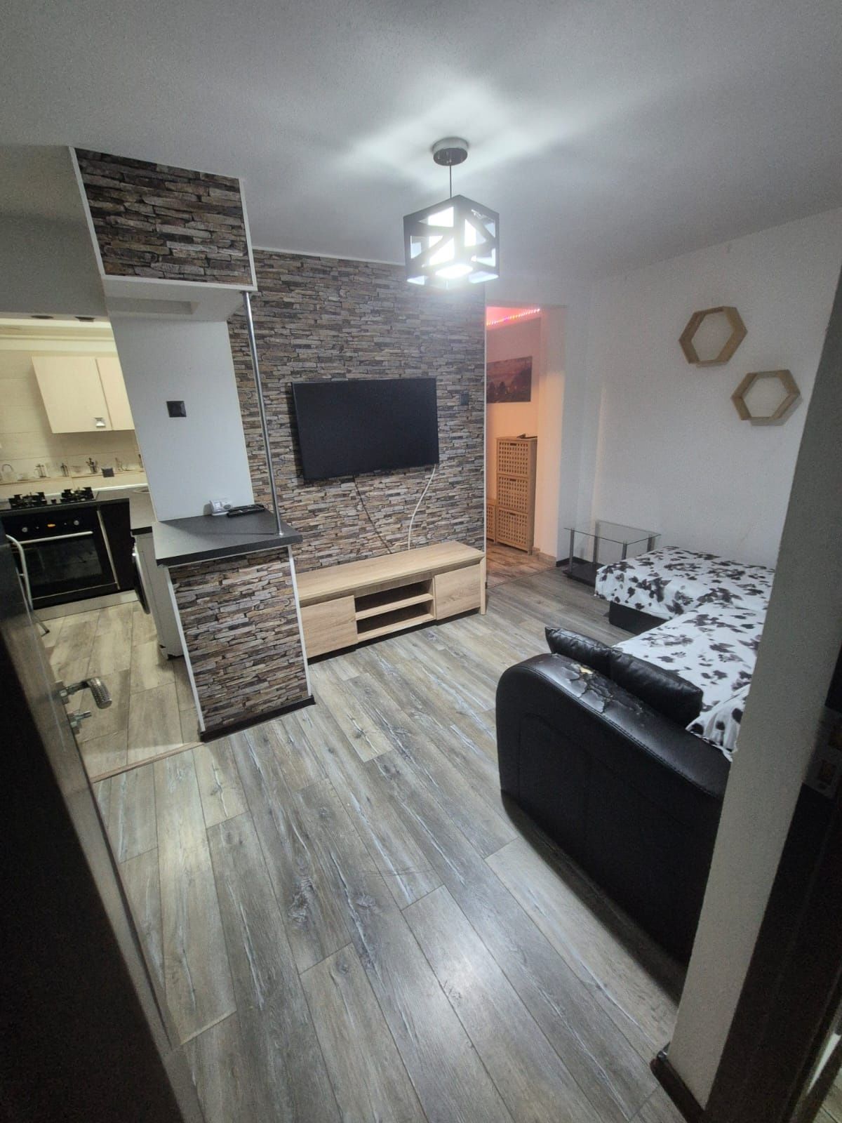APARTAMENT 3 camere, semidecomandat ,etaj 2