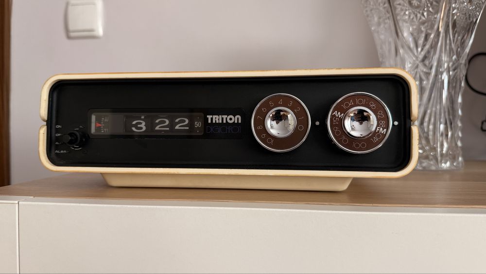 Radio cu ceas flip si alarma Triton digichron vintage de colectie
