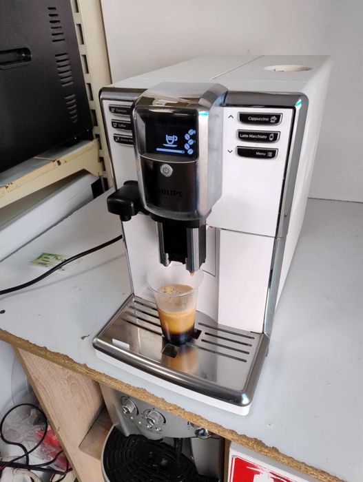 Бяла Кафемашина-Кафеавтомат Philips  5000 Series Капучино,Американо