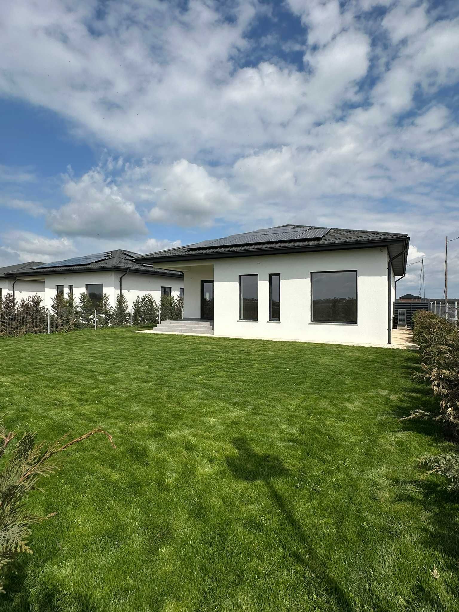 Casa eficienta energetic, panouri fotovoltaice, pompa de caldura