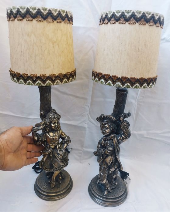 Veioze vechi, deosebite din rășină, pentru colectionari.