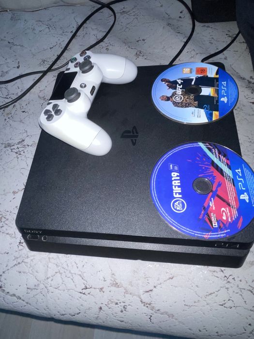 Продам пс4 идеально работает без нариканий, стоит дома не пользуюсь