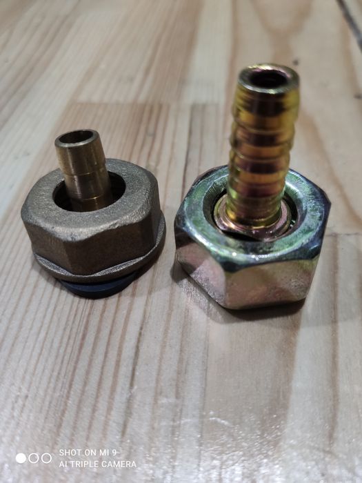 Штуцер с левой резьбой для газовых баллонов.