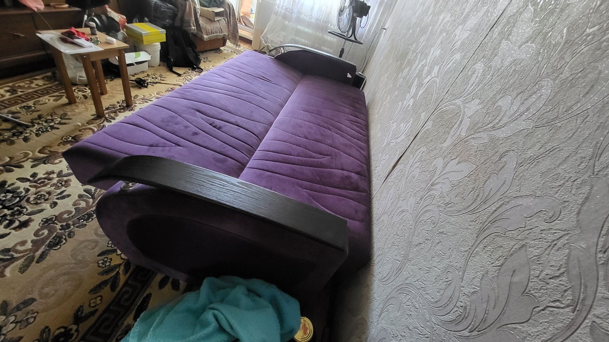 Хороший относительно новый диван
