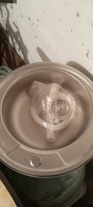 Продам железную раковину новую,круглую.